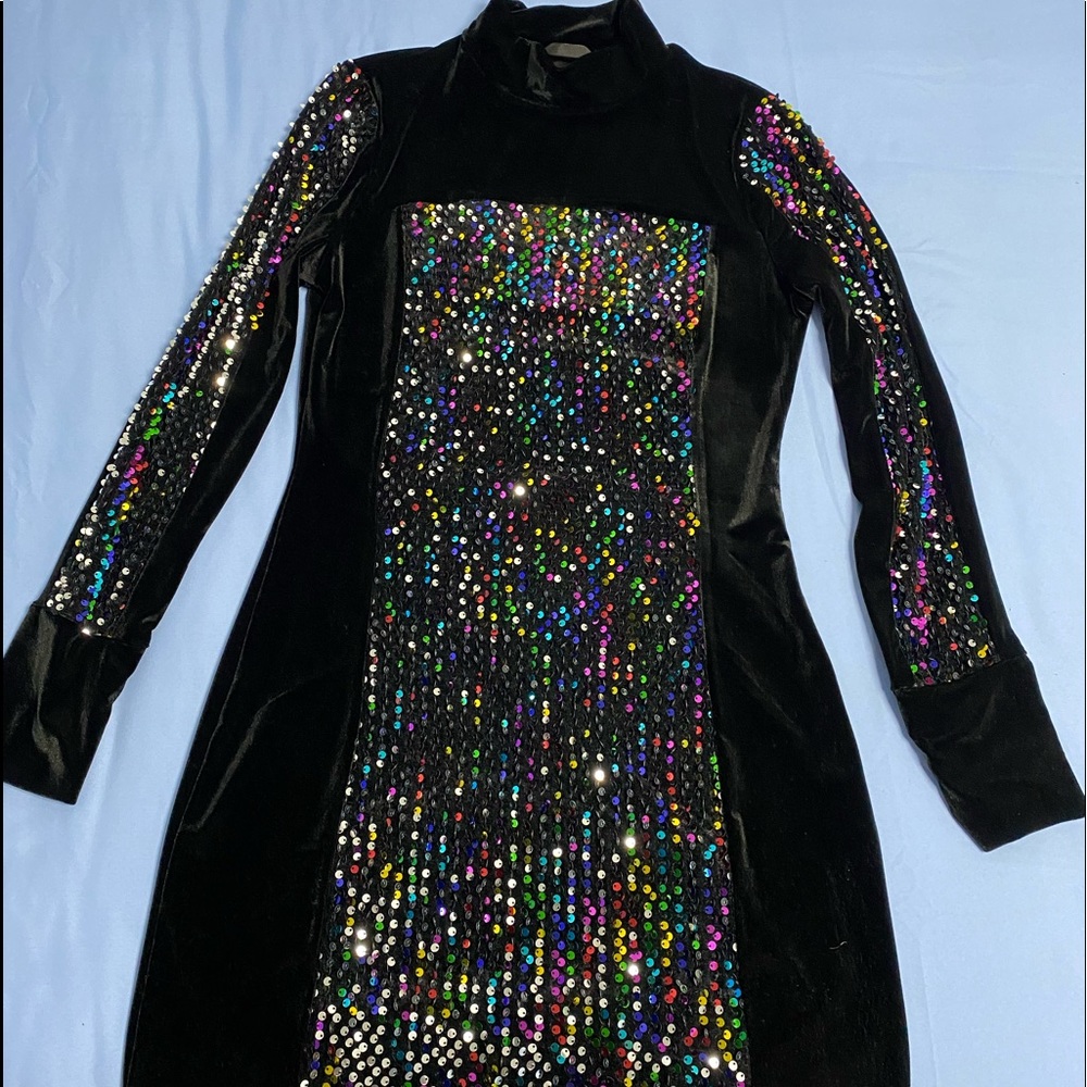 Large dress fit like a medium, sequin and velvet